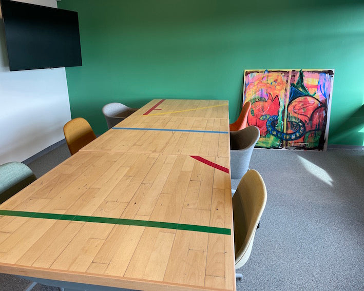 Brugt gymnastikgulv blev til nye møbler.