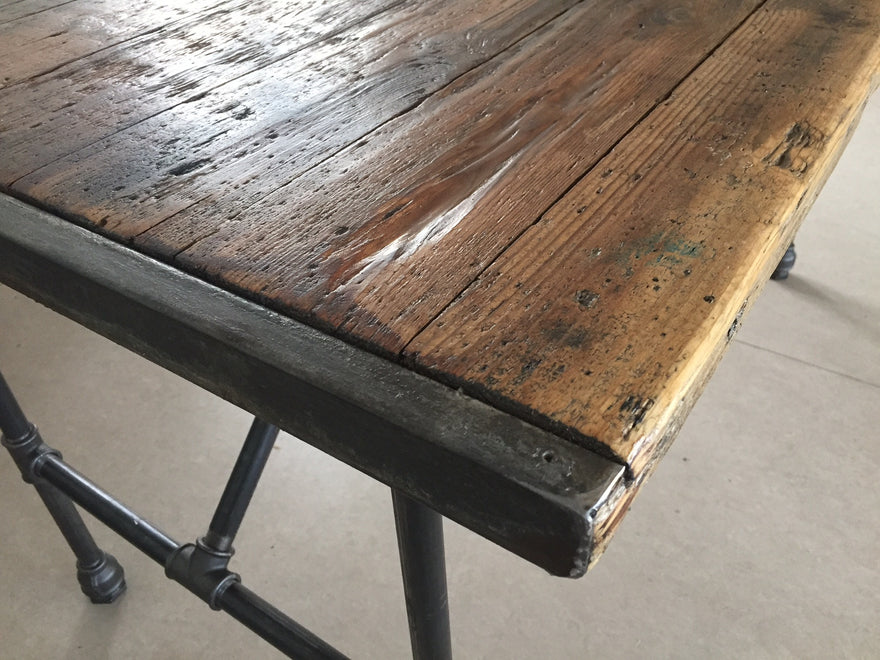 Borde i elmetræ, tables in elm wood.