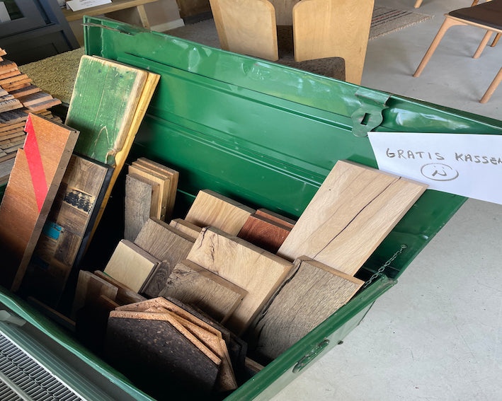 Gratis træprøver til hobbyprojekter. Kassen står nu fast på Gentoftegade
