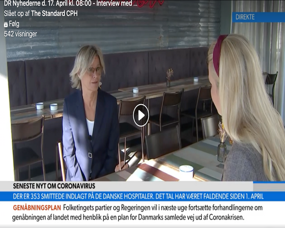 Merete Holst fra The Standard interviewes i møbler leveret af 2RETHINK