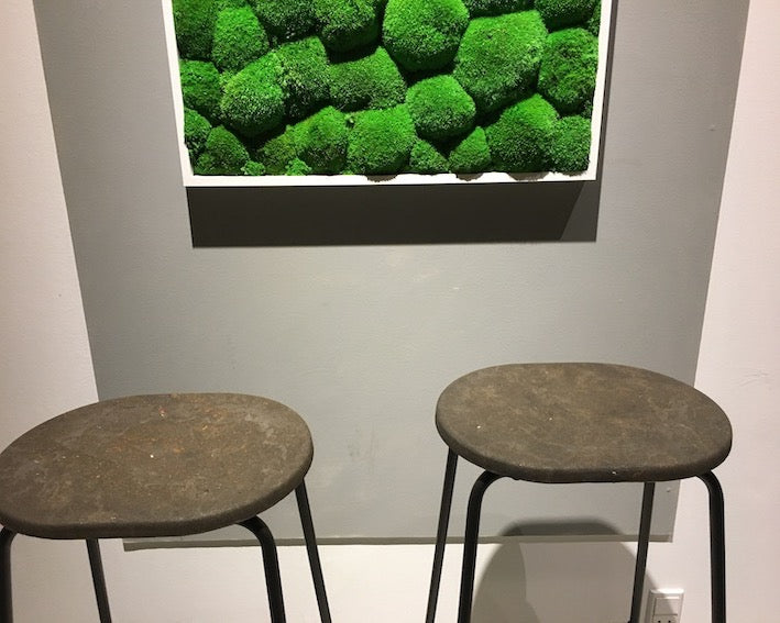 Barstol med sæde af genbrugte insulinpenne og kaffebønneskaller