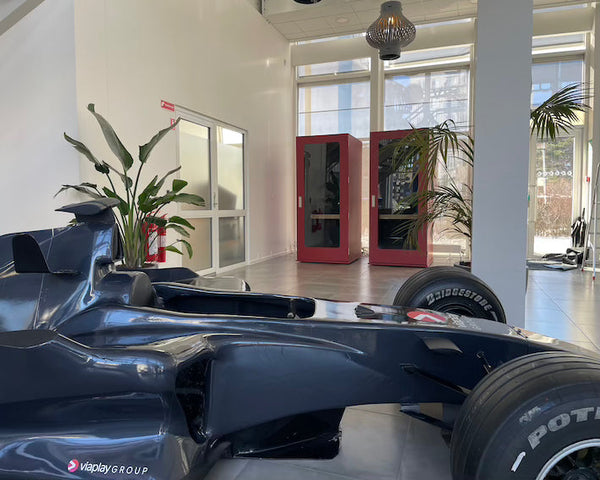 Nye arbejdsbokse opsat i receptionen hos Viaplay