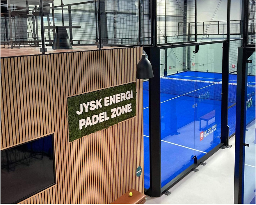 Logoskilte til sport - Padel tennis er et nyt hit.