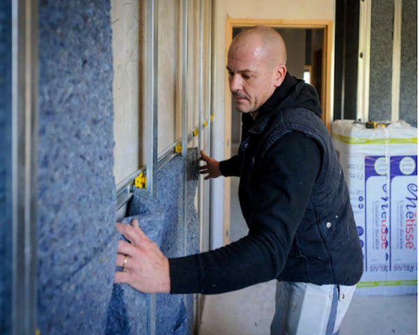 Isoleringsmaterialer af upcyclede tekstilrester.