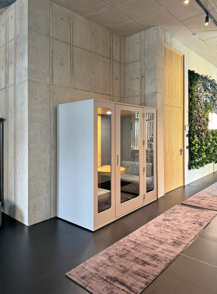 Mødeboks til storrum i beton