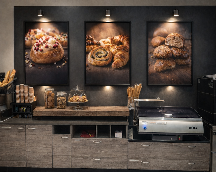 Indendørs reklameskilte med lys. Reveneumaker skilte by 2rethink