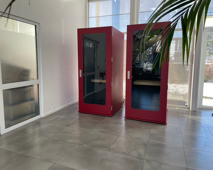 Telefonboks med plads til kontorstol. MEAVO Workstation