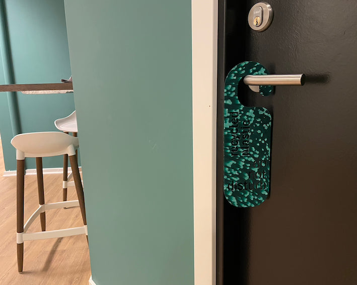 Skilte i genbrugsplast - eks. "forstyr mig ikke"