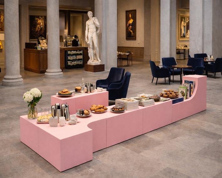 Udstillingspodie her vist i lyserød farve