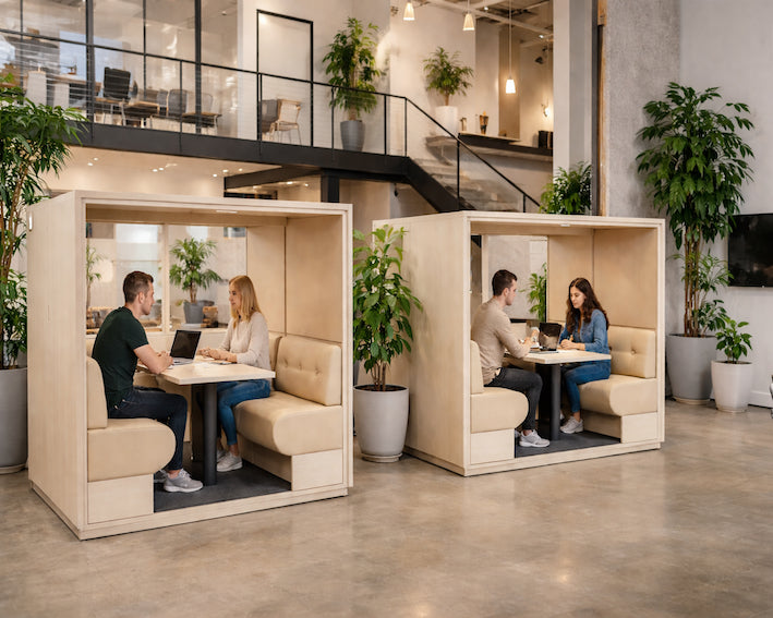 Mute floor mødebokse placeret i åbent kontor